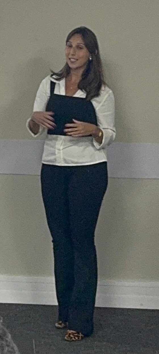 Dra. Lys Bendet apresentando uma aula de clínica médica